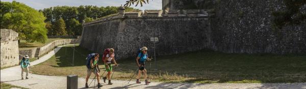 Pèlerins passant devant les remparts de Pampelune